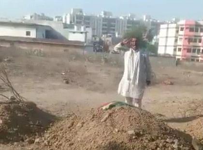 Watch Congress leader Rajkumar Raju puts Indian flag on Atiq Ahmed's grave and says 'Bharat Ratna dilaunga' expelled see video | अतीक अहमद को भारत रत्न देने की माँग करने वाले कांग्रेस नेता राजकुमार नपे, पार्टी ने पार्षद का टिकट काटते हुए बाहर किया, देखें वीडियो
