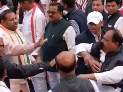 Madhya Pradesh: Two leaders of Congress scramble before hoisting the flag, police intercepts | मध्य प्रदेशः झंडा फहराने से पहले कांग्रेस के दो नेताओं में हाथापाई, पुलिस ने किया बीच-बचाव