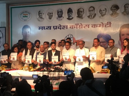 Madhya Pradesh Election: Congress releases election manifesto, focus on farmers-homeless-unemployed | मध्य प्रदेश चुनावः कांग्रेस ने जारी किया चुनावी 'वचन पत्र', किसानों-बेघरों-बेरोजगारों पर फोकस