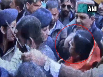congress MLA Asha Kumari assaults woman constable and gets slapped back | VIDEO: कांग्रेस MLA आशा कुमारी और महिला कांस्टेबल में हाथापाई, दोनों ओर से चला थप्पड़