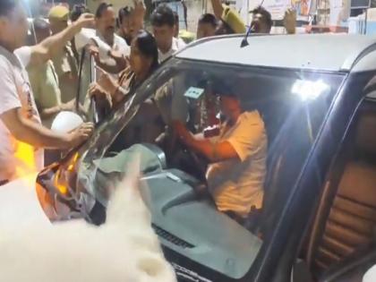Rajasthan: Congress MLA Indira Meena attacked BJP leader, climbed on his car and tore his clothes, VIDEO goes viral | Rajasthan: कांग्रेस MLA इंदिरा मीना ने भाजपा नेता पर किया हमला, गाड़ी पर चढ़कर कपड़े फाड़े, VIDEO वायरल Rajasthan: Congress MLA Indira Meena attacked BJP leader, climbed on his car and tore his clothes, VIDEO goes viral | Rajasthan: कांग्रेस MLA इंदिरा मीना ने भाजपा नेता पर किया हमला, गाड़ी पर चढ़कर कपड़े फाड़े, VIDEO वायरल