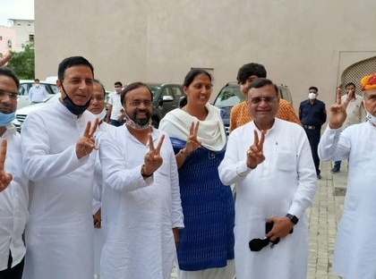 Rajasthan Congress MLAs show victory sign after winning the confidence motion in the State Assembly | हम गोरे अंग्रेजों से लड़े तो आख़िरी सांस तक...आज के काले अंग्रेजों से भी लड़कर संविधान व प्रजातंत्र की रक्षा करेंगे, कांग्रेस ने कहा