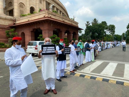 MPs of Opposition parties march in Parliament premises in protest over farm bills | कृषि विधेयक पर हंगामा, विपक्षी दलों ने संसद भवन परिसर में मौन विरोध प्रदर्शन किया, मार्च निकाला