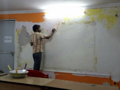congress office was painted saffron, repainted to white in uttar pradesh | उत्तर प्रदेश: प्रदेश कांग्रेस का दफ्तर हुआ भगवा, राज बब्बर को मिली खबर तो लगाई डाँट, पुतवाई सफेदी