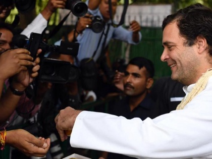 Congress President Rahul Gandhi offering sweets to media person on his 49th birthday at party office in New Delhi | VIDEO: अपने जन्मदिन पर लड्डू खिलाते राहुल गांधी का वीडियो वायरल, कहा-तू भी ले ले