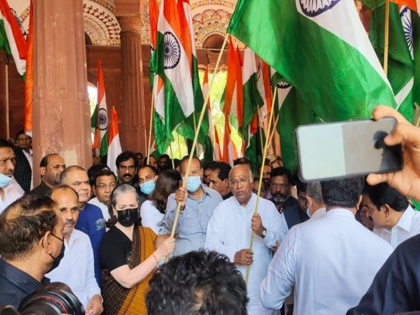 Opposition MPs take out tiranga March from demanding JPC probe in Adani case Kharge targets Modi govt | अडानी मामले में जेपीसी जांच की मांग को लेकर विपक्षी सांसदों ने निकाला 'तिरंगा मार्च', खड़गे ने मोदी सरकार पर साधा निशाना
