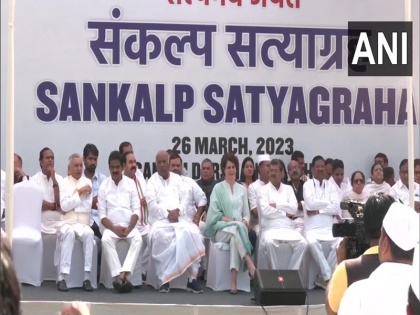 Congress satyagraha at Rajghat against disqualification of Rahul Gandhi Priyanka will also participate along with Kharge-Venugopal | राहुल गांधी को अयोग्य ठहराए जाने के खिलाफ कांग्रेस का राजघाट पर 'सत्‍याग्रह', खड़गे-वेणुगोपाल के साथ प्रियंका गांधी ने भी लिया हिस्सा