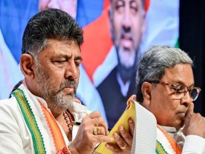 Karnataka Congress News DK Shivakumar to be CM MLA makes BIG claim troubleshooter Randeep Surjewala visit state tomorrow Shivakumar may get CM post in 2-3 months | Karnataka Congress News: 60 से 90 दिन में शिवकुमार बनेंगे कर्नाटक सीएम?, कांग्रेस विधायक एच ए इकबाल हुसैन ने कहा-सिद्धरमैया हटेंगे, विधायकों से मिलेंगे रणदीप सिंह सुरजेवाला