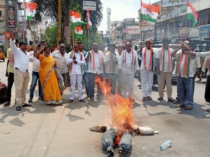 PM effigy burnt in Congress protest against Rahul Gandhi's disqualification in Wayanad | राहुल गांधी की अयोग्यता के खिलाफ वायनाड में पीएम मोदी का फूंका गया पुतला, पार्टी विधायक टी सिद्दीकी समेत कई कार्यकर्ता गिरफ्तार, देखें