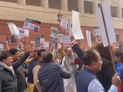 WATCH Babasaheb Ambedkar ROW live Scuffle many women MPs Mallikarjun Kharge Priyanka Gandhi Congress releases video | WATCH Babasaheb Ambedkar ROW: मल्लिकार्जुन खड़गे और प्रियंका गांधी समेत कई महिला सांसदों के साथ धक्का-मुक्की?, कांग्रेस ने जारी किया वीडियो 
