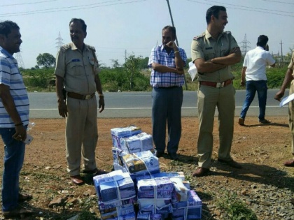 Karnataka  EC flying squad seized pamphlets Congress MLA GS Patil from Hubli | कनार्टकः चुनाव आयोग के फ्लाइंग स्‍क्वॉयड ने पकड़ा कांग्रेस MLA के पैंपलेट, दर्ज कराई FIR