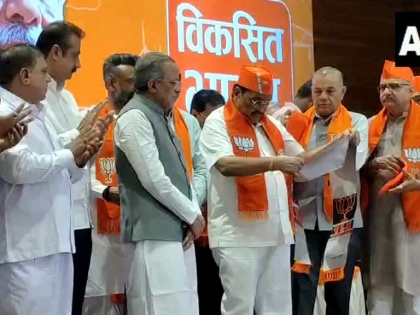 Arjun Modhwadia join to BJP Former Gujarat Congress chief Resigned from Congress yesterday and joined BJP today know who is Arjun Modhwadia number Congress MLAs in Gujarat 14 | Arjun Modhwadia join BJP: कल कांग्रेस से इस्तीफा और आज भाजपा में शामिल, जानें कौन हैं मोढवाडिया, भारत जोड़ो न्याय यात्रा से पहले झटका, गुजरात में कांग्रेस विधायक की संख्या 14