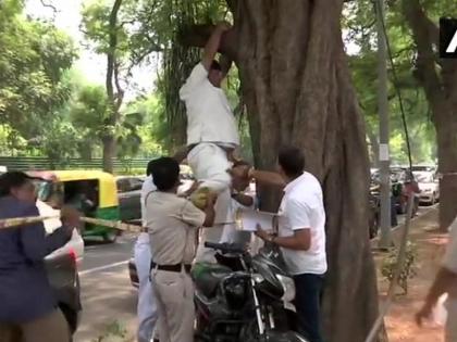 Delhi: Congress worker attempts suicide outside Party Office on Rahul Gandhi resignation Issue | कांग्रेस कार्यकर्ता ने पार्टी दफ्तर के बाहर की आत्महत्या की कोशिश, कहा- राहुल इस्तीफा वापस लें, नहीं तो फांसी लगा लूंगा