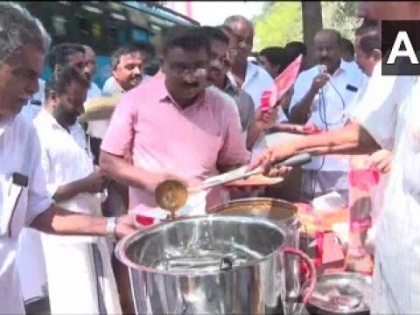 congress workers distribute beef curry bread in kerala | कांग्रेस कार्यकर्ताओं ने रोटी के साथ परोसी बीफ करी, गरमाई सियासत,  जानें पूरा मामला