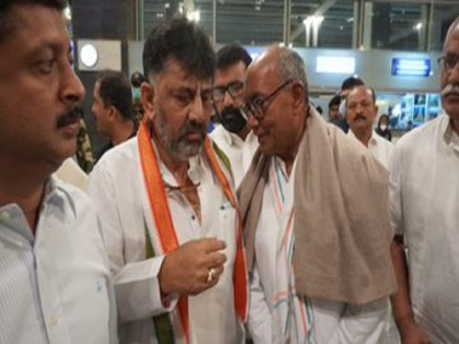 Madhya Pradesh Police detained Congress leaders DK Shivkumar Digvijay Singh save democracy | Madhya Pradesh crisis: हिरासत में डीके शिवकुमार, दिग्विजय सिंह सहित कई कांग्रेसी नेता, कहा-लोकतंत्र बचाने के लिए लड़ेंगे