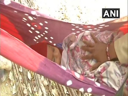 Gujarat: Police Constable Sangita Parmer performing her duties with her 1 year old son | गुजरात: मां और कॉन्टेबल, दोनों का फर्ज एक साथ निभा रही पुलिसकर्मी, बताई यह वजह