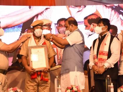 Assam government appoints home guard borsing bey as a police constable who refused bribe from drug dealers | असमः रिश्वत की मोटी रकम ठुकराने वाले होमगार्ड को मिला ईमानदारी का पुरस्कार, मुख्यमंत्री ने दी कांस्टेबल के पद पर नियुक्ति Assam government appoints home guard borsing bey as a police constable who refused bribe from drug dealers | असमः रिश्वत की मोटी रकम ठुकराने वाले होमगार्ड को मिला ईमानदारी का पुरस्कार, मुख्यमंत्री ने दी कांस्टेबल के पद पर नियुक्ति