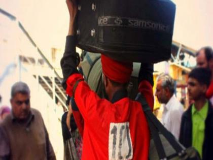 Coolie uses free WiFi at Kerala railway station to study and clears civil services exam | रेलवे स्टेशन पर फ्री वाईफाई का कुली ने इस्तेमाल कर पास की सिविल सर्विस की परीक्षा