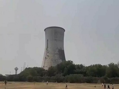 WATCH An old cooling tower of Utran Power House in Surat demolished with a controlled blast | WATCH: गुजरात के सूरत में 85 मीटर ऊंचे कूलिंग टॉवर को ऐसे किया गया धराशायी, पलभर में हुआ जमीदोज