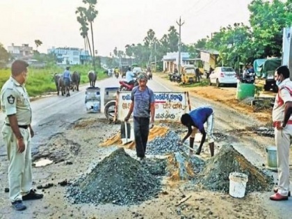 andhra pradesh police repair roads after civil authorities ignore pleas of locals | सड़क ठीक कराने की गुहार लगाते रहे गांववाले, प्रशासन ने नहीं की कोई मदद, पुलिसवालों ने अपने पैसे से कराई मरम्मत