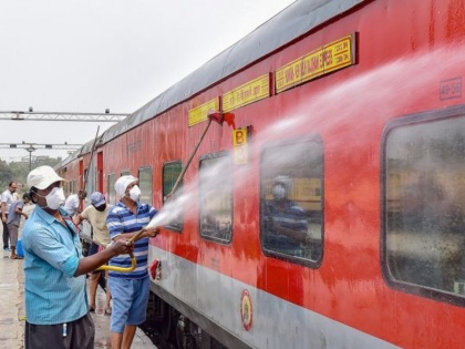 Firing Problems Amphan Blamed For Delay In Railways Online Booking | टिकट बुकिंग में होने वाली देरी पर रेलवे की सफाई- कहा एक ही समय में कई लोगों के लॉगइन करने से हो सकती है समस्या, बुक हो रही हैं टिकट