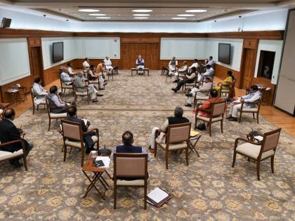 Coronavirus social distancing at Union Cabinet meeting chaired by PMinister Narendra Modi | Coronavirus: कोरोना का असर, पीएम नरेंद्र मोदी ने भी किया सोशल डिस्टेंसिंग का पालन, इस अंदाज में हुई कैबिनेट की बैठक