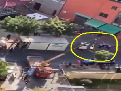 Corona infected person lifted long crane isolation ward China see viral video | चीन: कोरोना संक्रमित शख्स को लंबे क्रेन से उठाकर पहुंचाया गया आइसोलेशन वॉर्ड, वीडियो देख आप भी हो जाएंगे हैरान