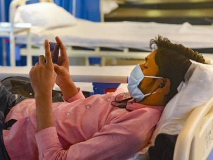 Centre asks states, UTs to allow hospitalised Covid-19 patients use smartphones | अस्पताल में भर्ती कोरोना मरीजों को मिल सकती है मोबाइल इस्तेमाल की इजाजत, केंद्र ने राज्यों को दिए निर्देश
