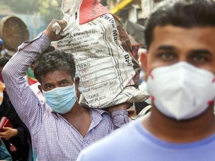 Letting migrants walk home from Maharashtra on humanitarian ground: Anil Deshmukh | लॉकडाउन संकट: मानवीय आधार पैदल जाने वाले प्रवासी मजदूरों को रोकेंगे नहीं, महाराष्ट्र के गृह मंत्री ने कहा