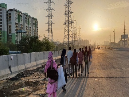 Corona virus Impact on migrant workers who Long walk 100 KM For home Amid Lockdown | 'पत्थर खाकर जिंदा नहीं रह सकते, दिल्ली में कोई किसी का नहीं', लॉकडाउन के ऐलान के बाद सैकड़ों किलोमीटर पैदल चल घर जाने को मजबूर हैं ये मजदूर