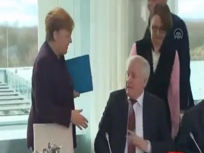 Fear of corona virus, medical director refuses to shake hand with German Chancellor Angela Merkel | कोरोना वायरस का खौफ, मेडिकल डायरेक्टर ने जर्मन चांसलर एंजेला मर्केल से हाथ मिलाने से किया इनकार