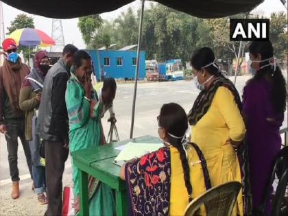 Corona virus Government health officials have set up a temporary medical camp at Fulbari Intregated Check Post | कोरोना वायरसः बांग्लादेश, भूटान और नेपाल से भारत आने सभी यात्री की जांच शुरू, बॉर्डर पर ममता सरकार ने मेडिकल कैंप तैयार किया Corona virus Government health officials have set up a temporary medical camp at Fulbari Intregated Check Post | कोरोना वायरसः बांग्लादेश, भूटान और नेपाल से भारत आने सभी यात्री की जांच शुरू, बॉर्डर पर ममता सरकार ने मेडिकल कैंप तैयार किया
