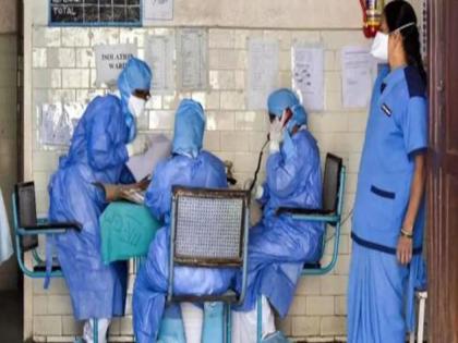 Corona Virus Crisis: In Ahmedabad, infected patients had to spend many hours on the streets, videos put on social media | कोरोना वायरस संकट: अहमदाबाद में संक्रमित मरीजों को कई घंटे सड़कों पर बिताने पड़े, सोशल मीडिया में VIDEO डालने पर हुई कार्रवाई Corona Virus Crisis: In Ahmedabad, infected patients had to spend many hours on the streets, videos put on social media | कोरोना वायरस संकट: अहमदाबाद में संक्रमित मरीजों को कई घंटे सड़कों पर बिताने पड़े, सोशल मीडिया में VIDEO डालने पर हुई कार्रवाई