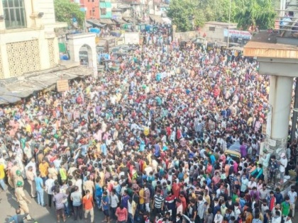 coronavirus lockdwon Migrants' protest in Mumbai: FIR against TV journalist | Mumbai migrant crisis: मुंबई में मजदूरों के प्रदर्शन पर टीवी पत्रकार के खिलाफ FIR दर्ज, ट्रेनें चलाने की दिखाई थी खबर