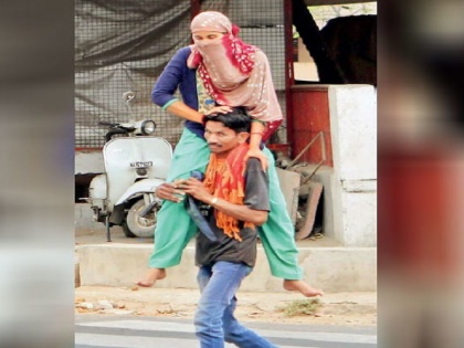 Coronavirus Lockdown Ahmedabad man helpless wife got leg injury husband got up on the shoulder walk 257 KM | लॉकडाउन की ये तस्वीर सोचने पर करेगी मजबूर, पत्नी को पैर में हुआ फैक्चर तो पति कंधे पर उठा 257 किमी के सफर पर निकला