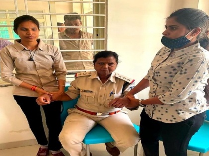 woman police station incharge arrested while taking bribe in ujjain madhya pradesh | उज्जैन में महिला थाना प्रभारी सट्टा कारोबारी से रिश्वत लेते रंगे हाथों धरी गई, हर महीने मांगती थी 20 हजार की घूस