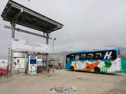 Country's first hydrogen bus service started in Leh | लेह में देश की पहली हाइड्रोजन बस सेवा शुरू