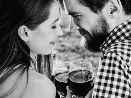 survey about couples drinking together have more successful married life | अकेले ड्रिंक करने की बजाय अपने पार्टनर के साथ करें, मिलेगा ये फायदा