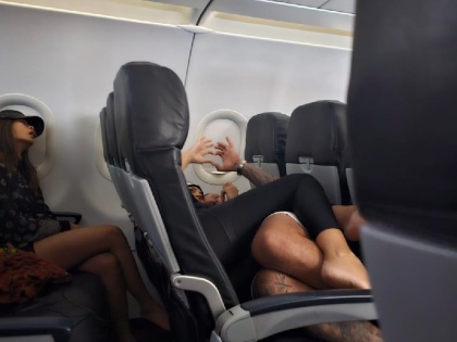 Watch Couple hugged each other intimately Affection in flight users got angry on social media | Watch: यात्रियों से भरी फ्लाइट में एक-दूसरे से कुछ यूं लिपटा कपल, शर्मा गए लोग, सोशल मीडिया पर फूटा यूजर्स का गुस्सा