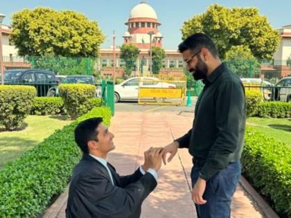 Same Sex Marriage Verdict Gay couple got engaged in front of Supreme Court 3 lakh people watched | Same Sex Marriage Verdict: सुप्रीम कोर्ट के सामने गे कपल ने रचाई सगाई, 3 लाख लोगों ने देखा, जानिए कारण