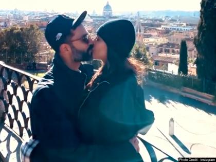 इटली में नए साल पर पति को किस करती नजर आईं सोनम कपूर, देखें खास फोटो