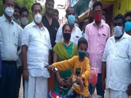 a tamil nadu boy donate saving to buy cycle for cm covid relief fund cm congratulate him | बच्चे ने साइकिल के लिए गुलक में जमा पैसे लोगों की मदद के लिए किया दान, मुख्यमंत्री को नोट लिख कही ये बात