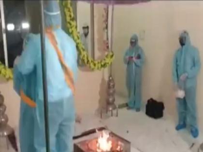 Madhya Pradesh Ratlam Wedding in PPE after groom test covid 19 positive | शादी से पहले दूल्हे की कोरोना रिपोर्ट आई पॉजिटिव, फिर पीपीई किट में लिए गए सात फेरे, देखें वीडियो Madhya Pradesh Ratlam Wedding in PPE after groom test covid 19 positive | शादी से पहले दूल्हे की कोरोना रिपोर्ट आई पॉजिटिव, फिर पीपीई किट में लिए गए सात फेरे, देखें वीडियो