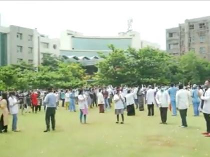 Flowers showered on Corona warriors, emotional doctors, nurses and other staff | कोरोना योद्धाओं पर हुई फूलों की बारिश, भावुक हुये डॉक्टर, नर्सें और अन्य स्टाफ