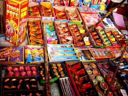 Supreme Court SC restriction does not affect sales of firecrackers in Nagpur, Rs. 100 Crore firecrackers are sold | 15-20 फीसदी महंगे होने के बाद भी इस शहर में बिक गए सौ करोड़ के पटाखे