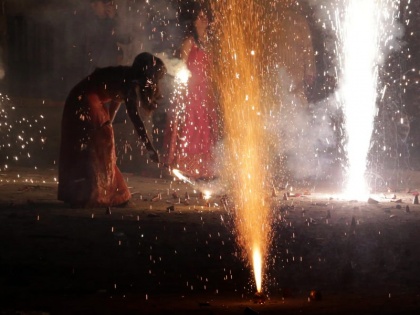 Haryana crackers ban In 14 districts near Delhi before Diwali | हरियाणा के 14 जिलों में पटाखों पर बैन, दीपावली से पहले सरकार ने उठाया कदम