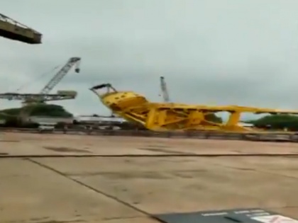 A crane collapses at Hindustan Shipyard Limited in Visakhapatnam | आंध्र प्रदेश: विशाखापत्तनम में हिंदुस्तान शिपयार्ड लिमिटेड में गिरी क्रेन, 11 लोगों की मौत, सामने आया हादसे का वीडियो
