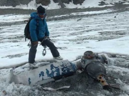 body soldier killed 1968 iaf plane crash found 50 years | 1968 में प्लेन हुआ था क्रैश, 50 साल बाद पर्वतारोहियों को मिला शव