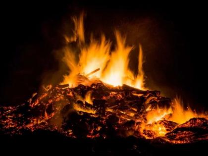 Saddened by the death of his wife, a 70-year-old man ate poison in the crematorium, died, used to love unrequitedly | पत्नी की मौत से दुखी 70 साल के बुजुर्ग ने श्मशान में खाया जहर, हुई मौत, करते थे बेपनाह मोहब्बत Saddened by the death of his wife, a 70-year-old man ate poison in the crematorium, died, used to love unrequitedly | पत्नी की मौत से दुखी 70 साल के बुजुर्ग ने श्मशान में खाया जहर, हुई मौत, करते थे बेपनाह मोहब्बत