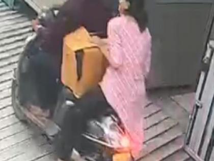 VIDEO: With the help of her boyfriend, a 16-year-old minor stole the safe from her own house, the incident captured on CCTV | VIDEO: अहमदाबाद में बॉयफ्रेंड की मदद से 16 साल की नाबालिग ने अपने ही घर की तिजोरी को कर दिया साफ, सीसीटीवी में कैद घटना VIDEO: With the help of her boyfriend, a 16-year-old minor stole the safe from her own house, the incident captured on CCTV | VIDEO: अहमदाबाद में बॉयफ्रेंड की मदद से 16 साल की नाबालिग ने अपने ही घर की तिजोरी को कर दिया साफ, सीसीटीवी में कैद घटना